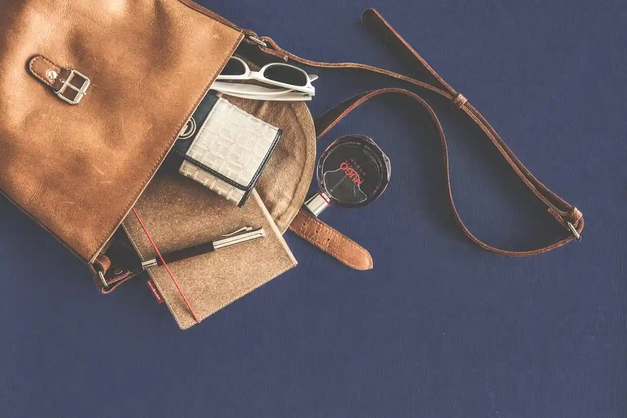 Canvas vs Leather: How to Choose the Right Bag for You