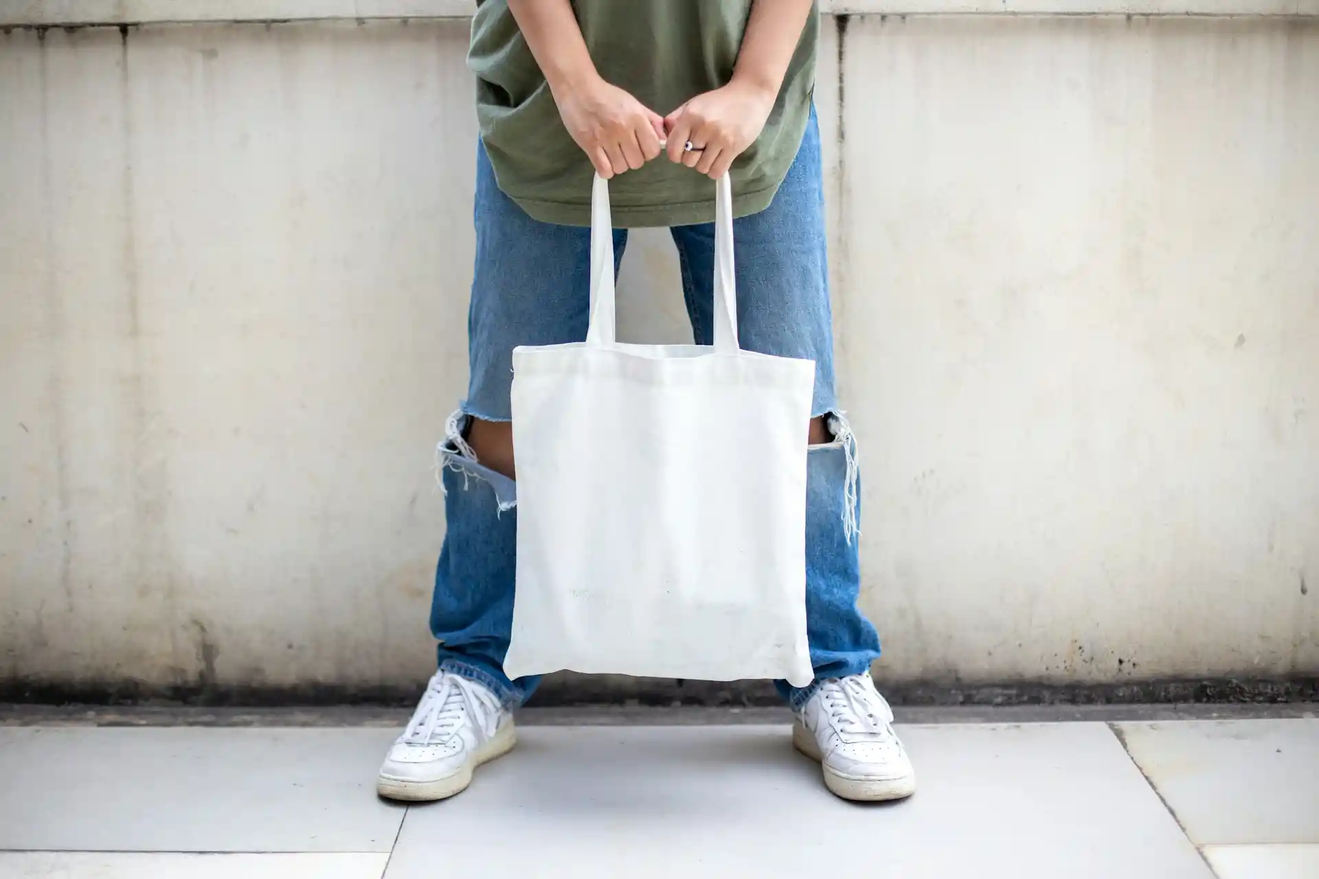 Canvas vs Leather: How to Choose the Right Bag for You