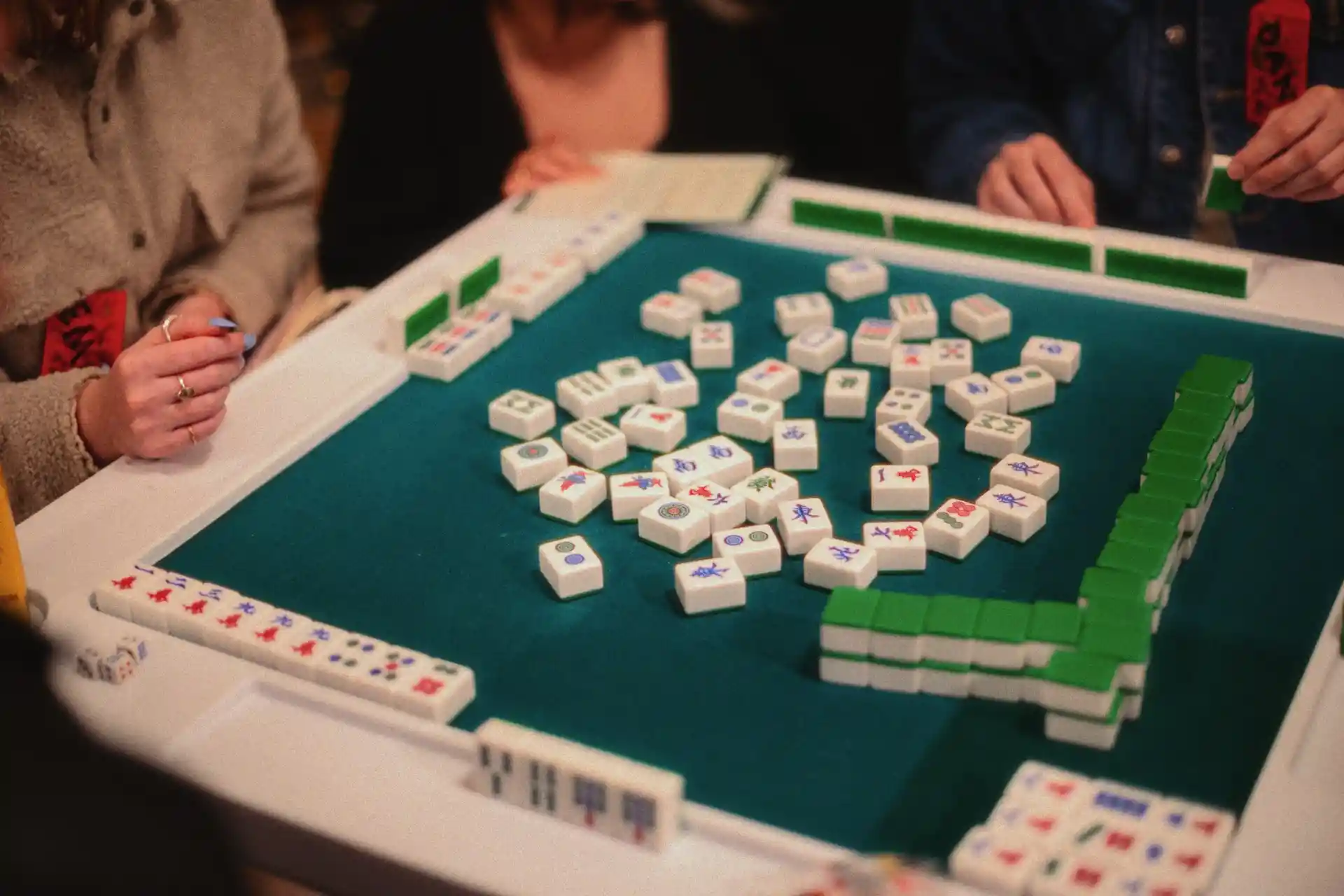 7 Custom Mahjong Table Designs for Small Spaces (Apartment-Friendly) 